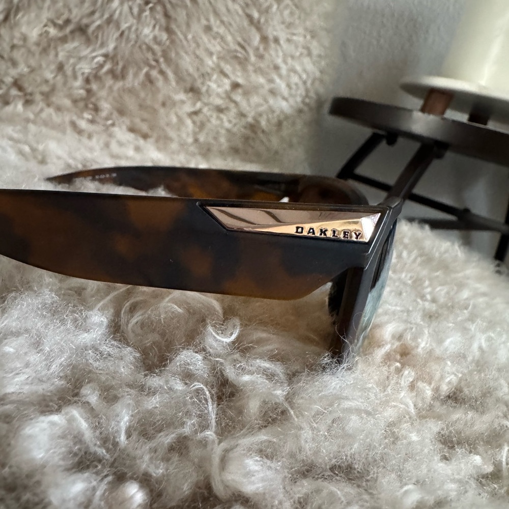 Oakley Sunglasses with Gold Lenses - Picture 3 of 8